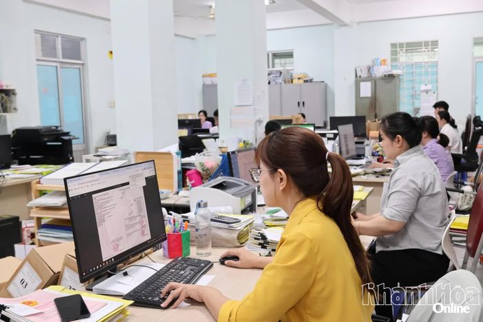 Chuyên viên Chi nhánh Văn phòng Đăng ký đất đai Nha Trang thực hiện các thủ tục về đất đai.