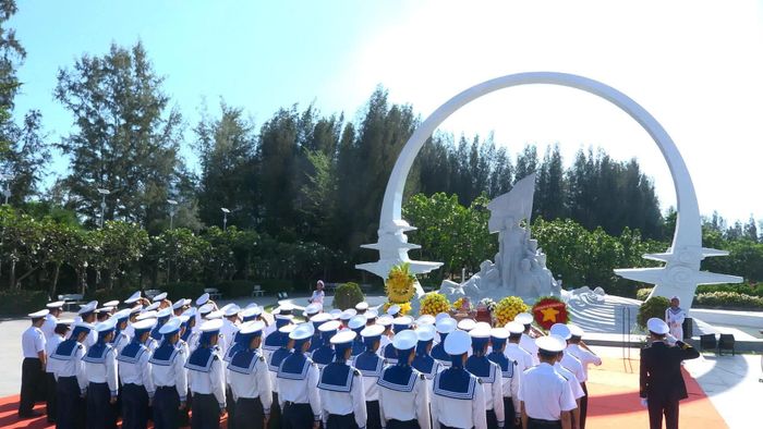Các đại biểu dâng hương tại tượng đài Những người nằm lại phía chân trời.
