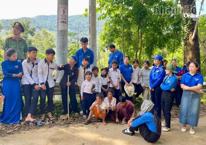 Thế hệ trẻ xã Bác Ái Tây nghe bà Pinăng Thị Ba kể lại những câu chuyện về truyền thống đấu tranh cách mạng, tinh thần kiên cường của quân và dân địa phương trong kháng chiến.