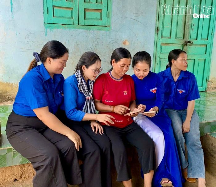 Thanh niên tình nguyện xã Bác Ái Tây hướng dẫn người dân kích hoạt tài khoản định danh điện tử VNeID mức 1 và mức 2.