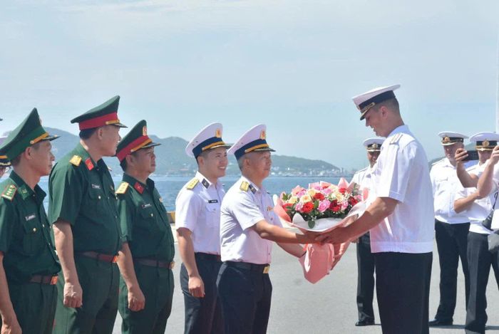 Đại tá Nguyễn Hải Châu tặng hoa Đại tá Limonov Evgeny Nikolaevich.