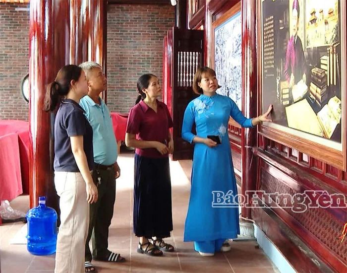 Du khách tìm hiểu về thân thế, cuộc đời và sự nghiệp của danh nhân văn hóa Lê Quý Đôn tại Khu lưu niệm danh nhân văn hóa Lê Quý Đôn. Ảnh Báo Hưng Yên