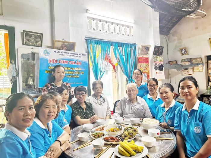 Cán bộ, hội viên Hội Phụ nữ phường Nam Nha Trang với "Bữa cơm tri ân" cùng gia đình ông Nguyễn Kỳ Ngại, gia đình có công với cách mạng ở đường Đồng Nai.
