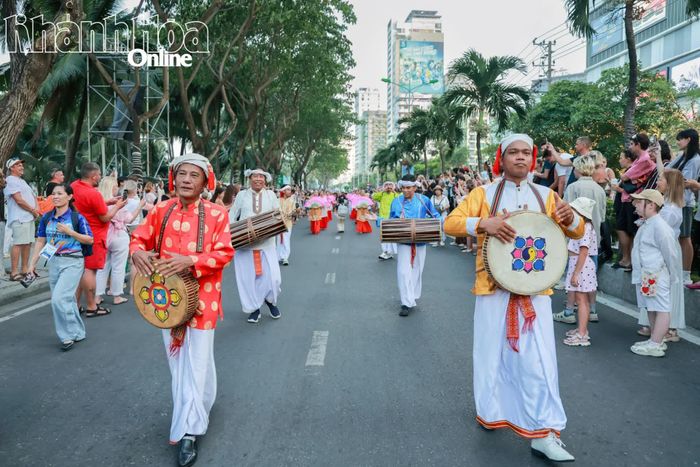 Biểu diễn nhạc cụ dân tộc trong chương trình Festival Biển Khánh Hòa năm 2026.
