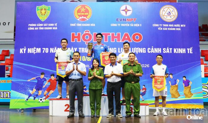 Ban tổ chức trao giải nội dung thi bóng đá trong nhà.
