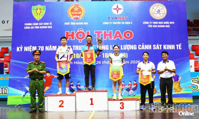 Ban tổ chức trao giải nội dung thi nhảy bao bố.