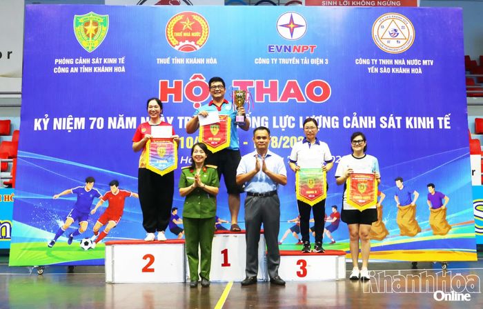 Ban tổ chức trao giải nội dung thi kéo co.