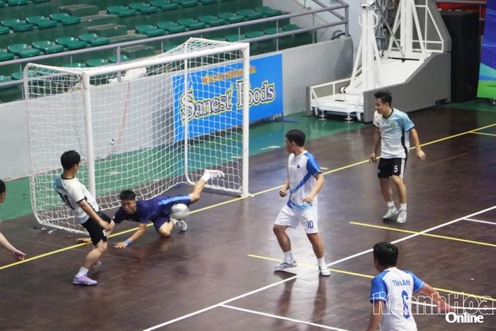 Thi đấu nội dung bóng đá trong nhà giữa đội Phòng Cảnh sát kinh tế và Công ty Truyền tải Điện 3.