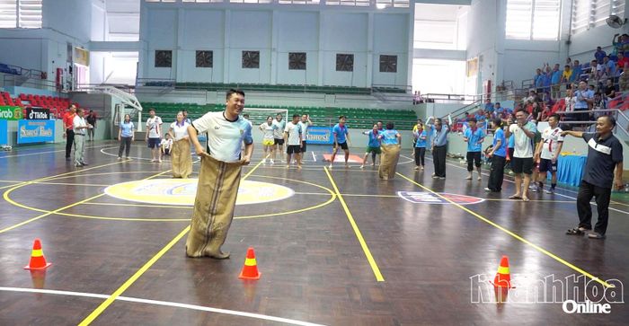Vận động viên đội Phòng Cảnh sát kinh tế tham gia nội dung thi nhảy bao bố.