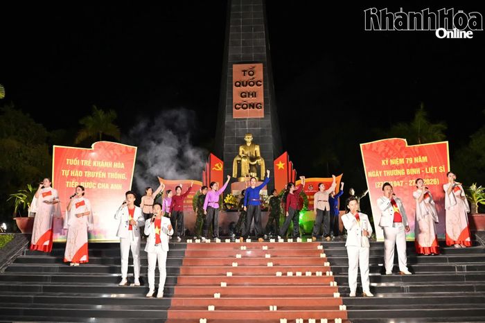 Tiết mục múa hát ca ngợi Đảng, Bác Hồ và các anh hùng, liệt sĩ.