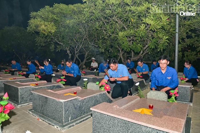 Các đoàn viên, thanh niên thắp hương tri ân các anh hùng, liệt sĩ.