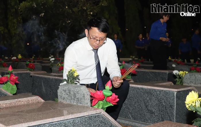 Đồng chí Nguyễn Thanh Hà thắp hương tại các phần mộ liệt sĩ.
