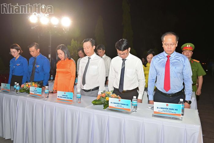 Lãnh đạo tỉnh và các đại biểu dành phút mặc niệm tưởng nhớ công ơn các anh hùng, liệt sĩ.