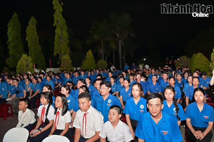Đông đảo đoàn viên, thanh niên tham dự buổi lễ.
