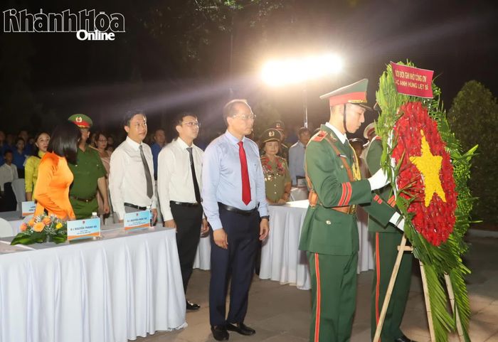 Lãnh đạo tỉnh và các đại biểu dâng hoa tưởng nhớ các anh hùng, liệt sĩ.
