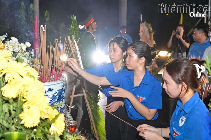 Các đoàn viên, thanh niên dâng hương tưởng nhớ các anh hùng, liệt sĩ.