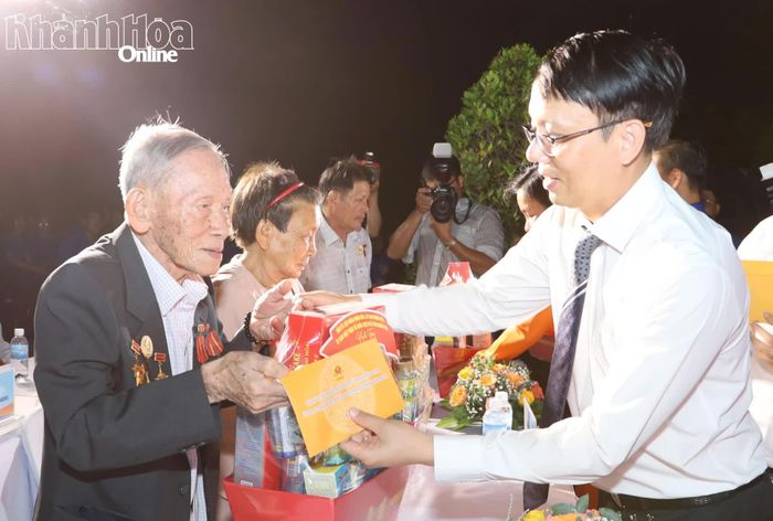 Đồng chí Nguyễn Thanh Hà tặng quà tri ân cho các thương binh, người có công với cách mạng.