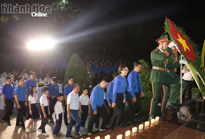 Tỉnh đoàn Khánh Hòa dâng hoa tưởng nhớ các anh hùng, liệt sĩ.