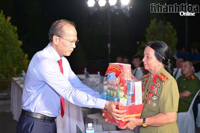 Đồng chí Nguyễn Khắc Hà tặng quà tri ân cho Anh hùng lực lượng vũ trang nhân dân Lê Thị Minh Hãnh.