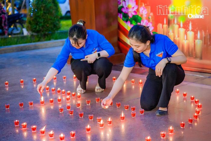 Đoàn viên phường Tây Nha Trang thắp nến dưới chân Tượng đài 23 tháng 10.