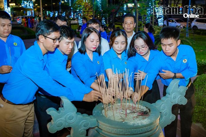 Đoàn viên Công đoàn phường Tây Nha Trang dâng hương.