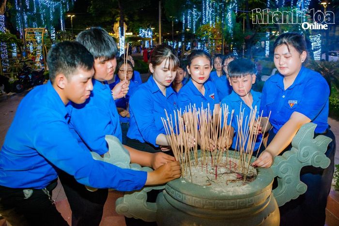 Đoàn viên, thanh niên dâng hương tri ân các anh hùng liệt sĩ tại bia ghi danh các liệt sĩ hy sinh ở Mặt trận Nha Trang - Khánh Hòa kháng chiến.