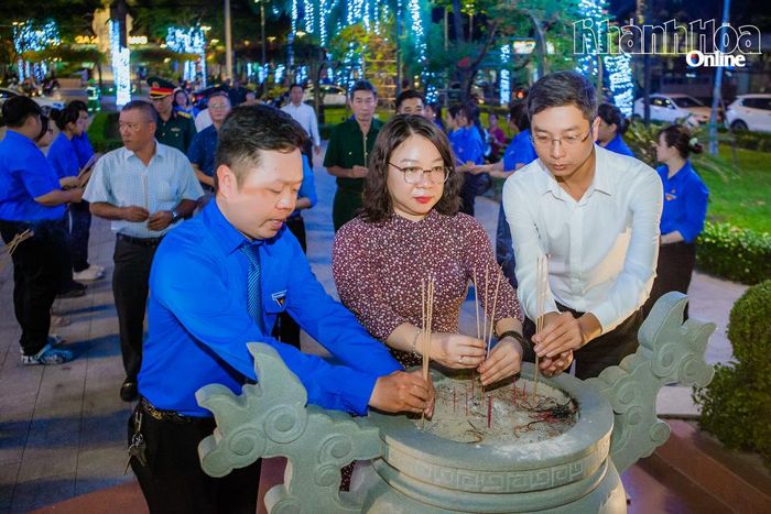 Lãnh đạo phường Tây Nha Trang dâng hương tri ân các anh hùng liệt sĩ.