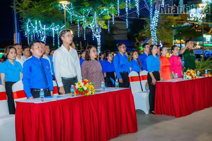 Các đại biểu mặc niệm tưởng nhớ các anh hùng liệt sĩ đã hy sinh vì Tổ quốc.
