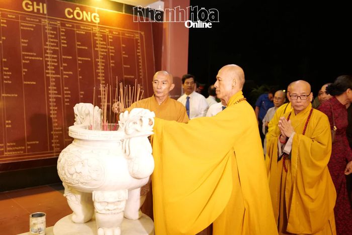 Đại diện Ban Trị sự Giáo hội Phật giáo Việt Nam tỉnh Khánh Hòa dâng hương tại Nhà bia tưởng niệm các anh hùng, liệt sĩ.