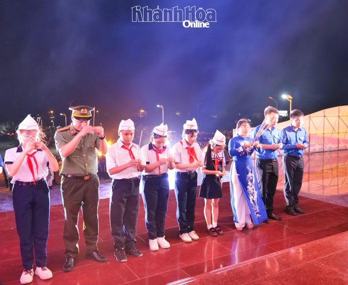 Tuổi trẻ tỉnh Khánh Hòa dâng hương tưởng niệm các anh hùng, liệt sĩ.