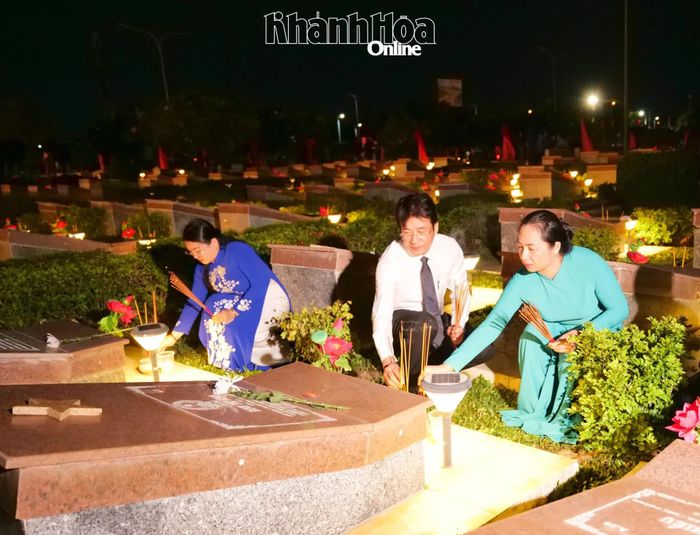 Đồng chí Nguyễn Long Biên thắp hương tại phần mộ liệt sĩ.