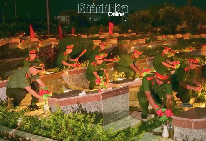 Cán bộ, chiến sĩ Công an tỉnh Khánh Hòa thắp hương tưởng niệm các anh hùng, liệt sĩ tại Nghĩa trang Liệt sĩ Ninh Thuận.