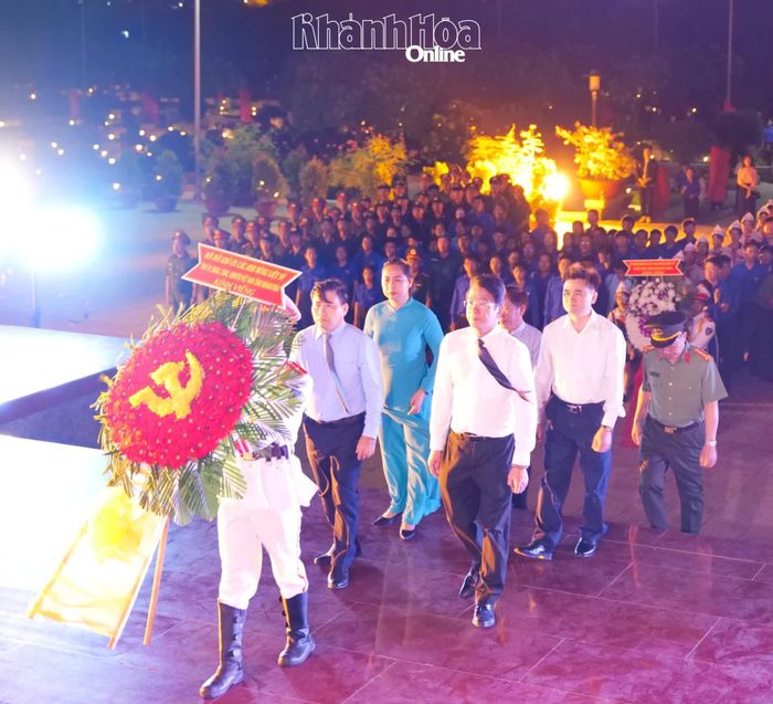 Các đồng chí: Lâm Đông; Nguyễn Long Biên cùng đoàn đại biểu tỉnh dâng vòng hoa mang dòng chữ “Đời đời nhớ ơn các anh hùng liệt sĩ” tại Nghĩa trang Liệt sĩ Ninh Thuận.