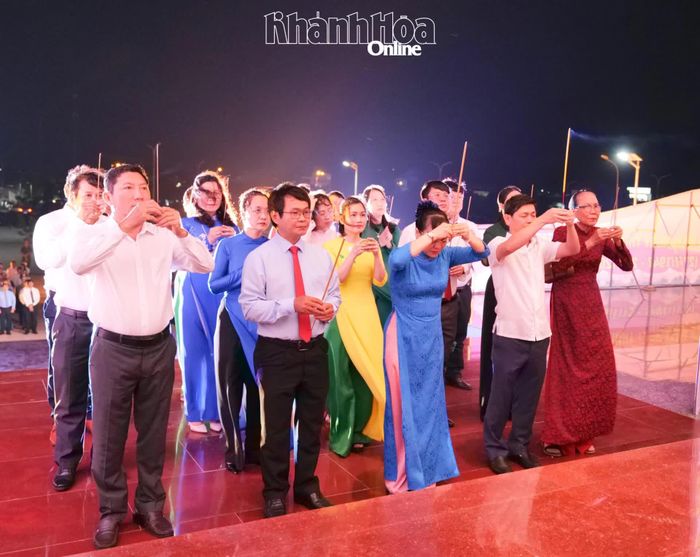 Đại biểu các xã, phường khu vực phía nam tỉnh Khánh Hòa dâng hương tưởng niệm các anh hùng, liệt sĩ.