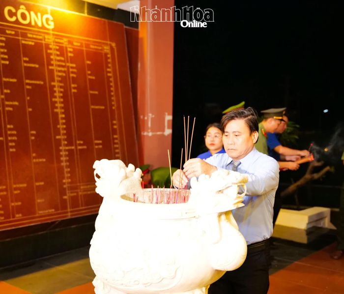 Đồng chí Lâm Đông dâng hương tại Nhà bia tưởng niệm các anh hùng, liệt sĩ.