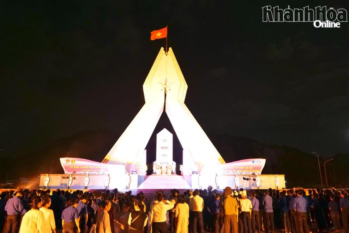 Toàn cảnh Nghĩa trang Liệt sĩ Ninh Thuận trong Lễ thắp nến tri ân.