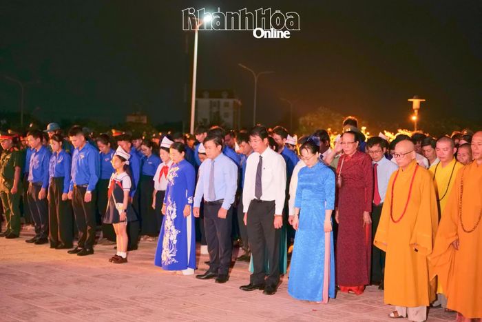 Lãnh đạo tỉnh cùng các đại biểu dành phút mặc niệm tưởng nhớ các anh hùng, liệt sĩ.