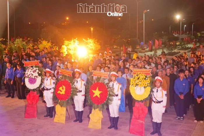 Các vòng hoa mang dòng chữ “Đời đời nhớ ơn các anh hùng liệt sĩ” được đoàn đại biểu tỉnh kính cẩn dâng trước Đài tưởng niệm.