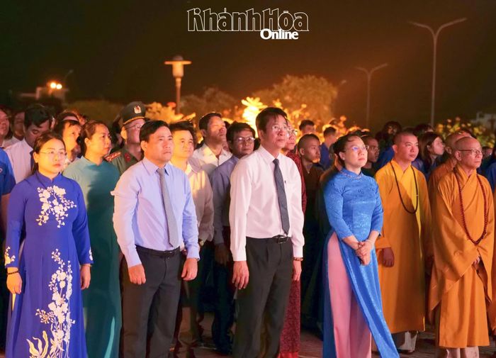 Các đồng chí: Lâm Đông; Nguyễn Long Biên và đại biểu tham dự buổi lễ.