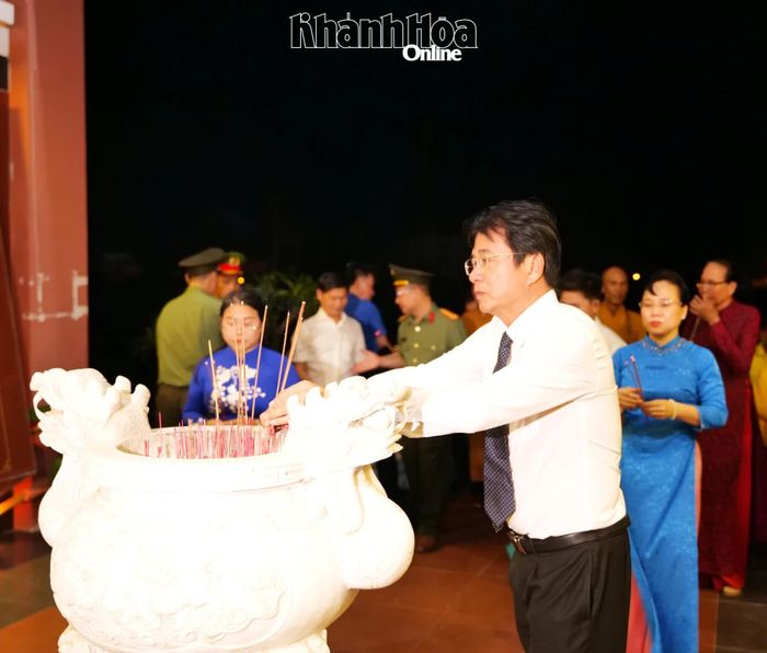 Đồng chí Nguyễn Long Biên dâng hương tại Nhà bia tưởng niệm các anh hùng, liệt sĩ.