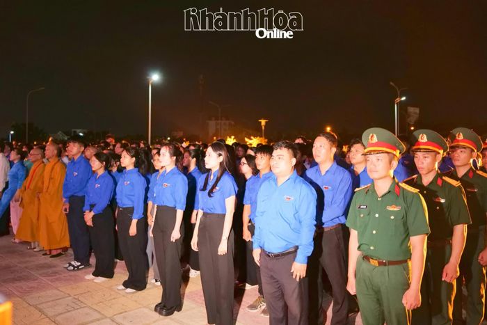 Đông đảo cán bộ, đoàn viên, thanh niên và người dân tham dự Lễ thắp nến tri ân.