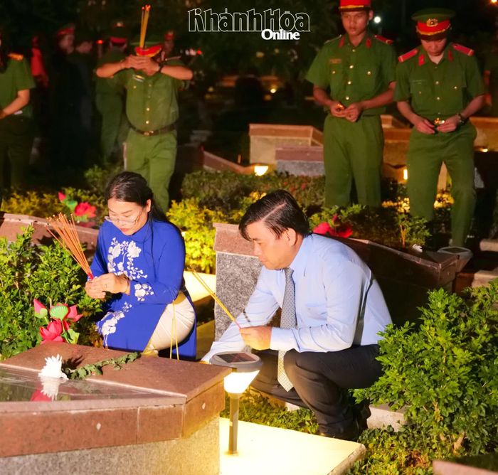 Đồng chí Lâm Đông thắp hương tại phần mộ liệt sĩ ở Nghĩa trang Liệt sĩ Ninh Thuận.