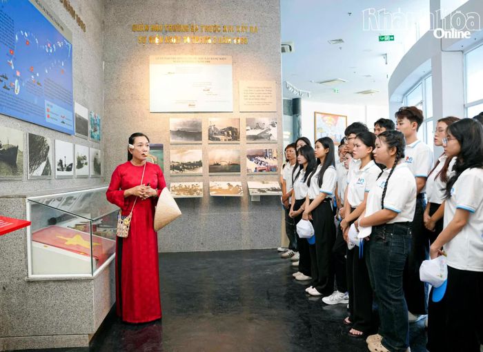 Tỉnh đoàn - Hội Sinh viên Việt Nam tỉnh tổ chức cho các sinh viên thăm, tìm hiểu lịch sử tại Khu tưởng niệm chiến sĩ Gạc Ma (xã Cam Lâm).