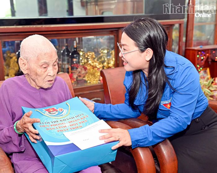 Lãnh đạo Tỉnh đoàn thăm, tặng quà Mẹ Việt Nam anh hùng Lê Thị Liên (phường Nha Trang).