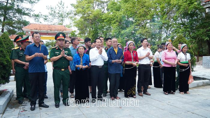 Đoàn công tác và thân nhân gia đình liệt sĩ Hà Văn Sinh dâng hương tại Nghĩa trang Liệt sĩ Than Uyên.