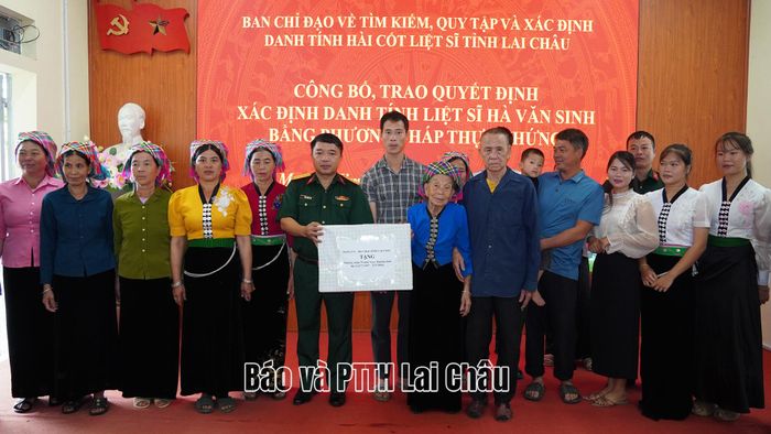 Lãnh đạo Sở Nội vụ và Bộ Chỉ huy Quân sự tỉnh trao những phần quà ý nghĩa, động viên thân nhân gia đình liệt sĩ.