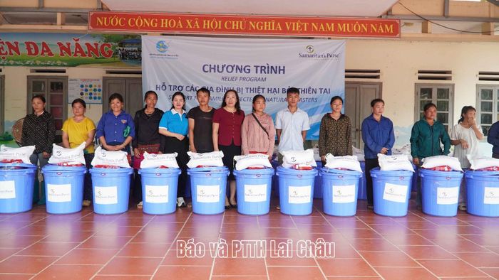 Đại diện Hội LHPN tỉnh Lai Châu trao quà cho các hộ dân chịu ảnh hưởng bởi thiên tai xã Mường Than.