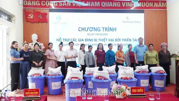 ... trao quà cho các hộ dân chịu ảnh hưởng bởi thiên tai tại xã Mường Kim.