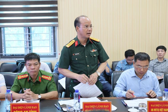 Các đại biểu cho ý kiến vào một số nội dung trong buổi làm việc.