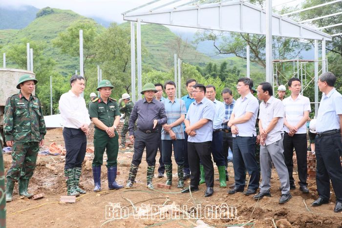 Bí thư Tỉnh ủy đề nghị các sở, ngành, xã Mường Than tăng cường phối hợp với Bộ Chỉ huy Quân sự tỉnh đẩy nhanh tiến độ làm nhà ở cho 24 hộ dân...